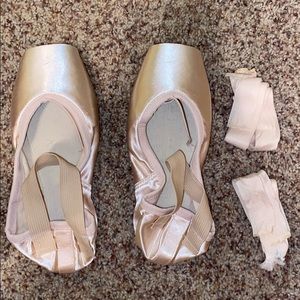 Russian Pointe Rubin Pointe Shoes - NEVER WORN!